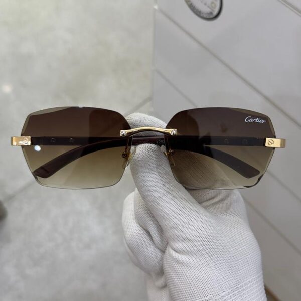 ‏نظارة مستوح من ماركة كارتير