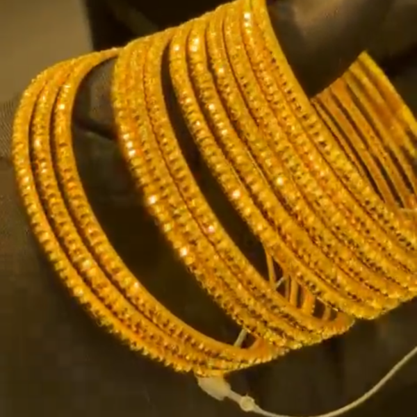 أساور مطلية بالذهب