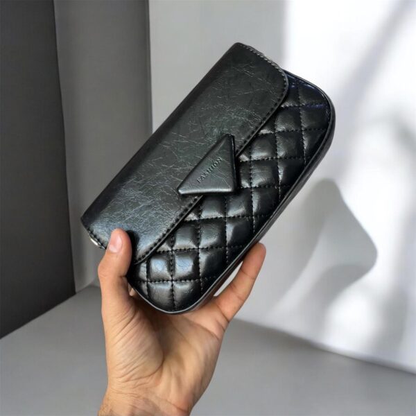 حقيبة نسائية.