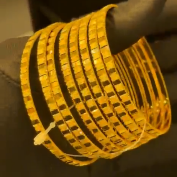 سوار مطلي بمادة الذهب