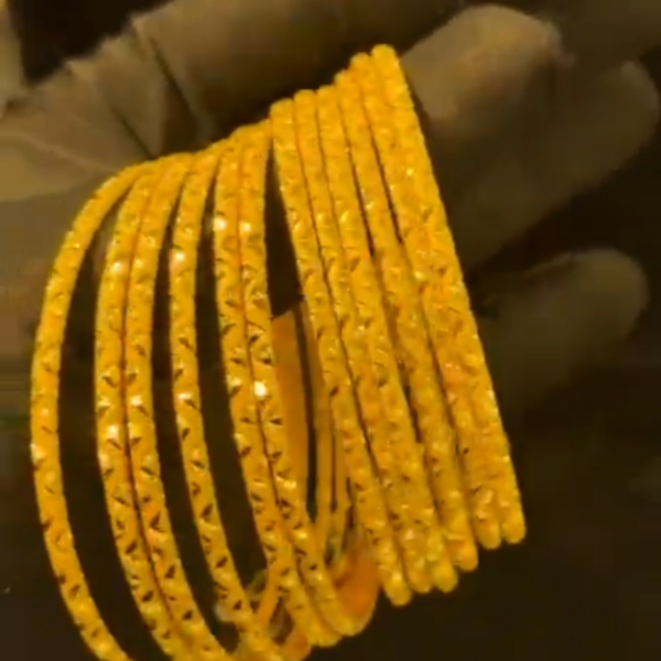 أساور مطلية بالذهب