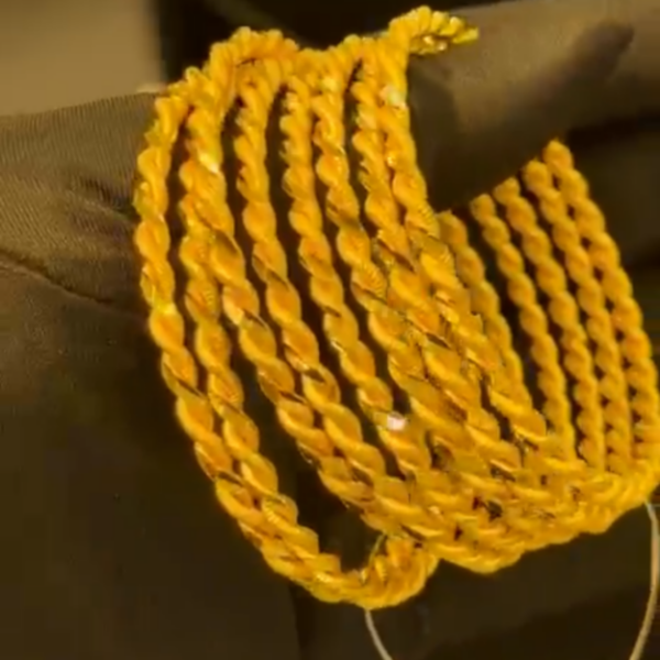 أساور مطلية بالذهب