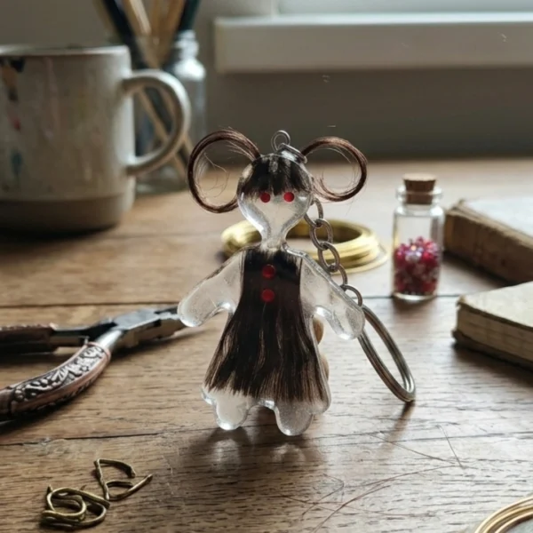 ميداليه الفتاه من خصل الشعر Girl's medal made of hair strands - Image 2