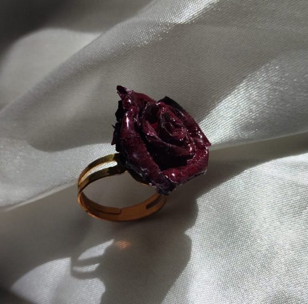 خاتم من الورد الطبيعي A ring made of natural roses - Image 1