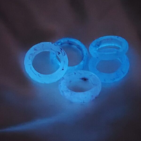 2 خواتم مضيئه Glow-in-the-dark rings