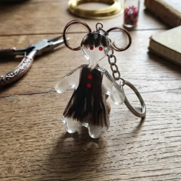 ميداليه الفتاه من خصل الشعر Girl's medal made of hair strands