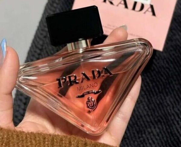 عطر رادا الفرنسي 🇫🇷 Prada Paradoxe Intense لو تحبي عطر يلفت الانتباه من أول رشّة ويخلّي أثرك باقي حتى بعد ما تمشي 👑 Prada Paradoxe Intense معمول للمرأة الجريئة، الواثقة، واللي تحب تكون مختلفة دايمًا 💗 🌸 مكونات العطر: • الافتتاحية: زهر البرتقال – انتعاش وأنوثة من أول لحظة • قلب العطر: ياسمين مركز – فخامة ونعومة تلفت • القاعدة: فانيليا دافئة + عنبر + مسك أبيض – ثبات عالي ولمسة أنثوية مغرية 🔥 💎 العطر قوي، فخم، وثابت… يناسب السهرات، المناسبات، وحتى الأيام اللي تحبي تحسي فيها إنك مميزة 💫 المنشأ فرنسا 🇫🇷
