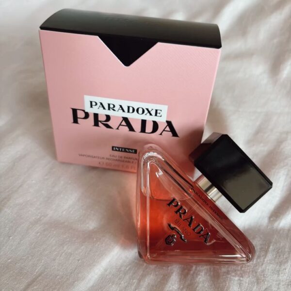 عطر رادا الفرنسي 🇫🇷 Prada Paradoxe Intense لو تحبي عطر يلفت الانتباه من أول رشّة ويخلّي أثرك باقي حتى بعد ما تمشي 👑 Prada Paradoxe Intense معمول للمرأة الجريئة، الواثقة، واللي تحب تكون مختلفة دايمًا 💗 🌸 مكونات العطر: • الافتتاحية: زهر البرتقال – انتعاش وأنوثة من أول لحظة • قلب العطر: ياسمين مركز – فخامة ونعومة تلفت • القاعدة: فانيليا دافئة + عنبر + مسك أبيض – ثبات عالي ولمسة أنثوية مغرية 🔥 💎 العطر قوي، فخم، وثابت… يناسب السهرات، المناسبات، وحتى الأيام اللي تحبي تحسي فيها إنك مميزة 💫 المنشأ فرنسا 🇫🇷 - Image 3