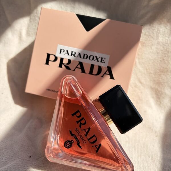 عطر رادا الفرنسي 🇫🇷 Prada Paradoxe Intense لو تحبي عطر يلفت الانتباه من أول رشّة ويخلّي أثرك باقي حتى بعد ما تمشي 👑 Prada Paradoxe Intense معمول للمرأة الجريئة، الواثقة، واللي تحب تكون مختلفة دايمًا 💗 🌸 مكونات العطر: • الافتتاحية: زهر البرتقال – انتعاش وأنوثة من أول لحظة • قلب العطر: ياسمين مركز – فخامة ونعومة تلفت • القاعدة: فانيليا دافئة + عنبر + مسك أبيض – ثبات عالي ولمسة أنثوية مغرية 🔥 💎 العطر قوي، فخم، وثابت… يناسب السهرات، المناسبات، وحتى الأيام اللي تحبي تحسي فيها إنك مميزة 💫 المنشأ فرنسا 🇫🇷 - Image 2